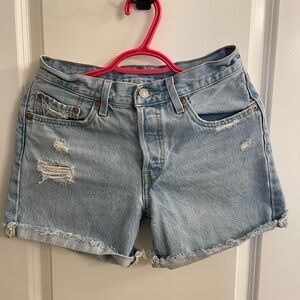 ♥️ Levi’s 501 Distressed Denim Shorts. Button-fly waist